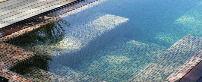 Swimming pool featuring the Riverstone mosaic from the Zen collection by Ezarri